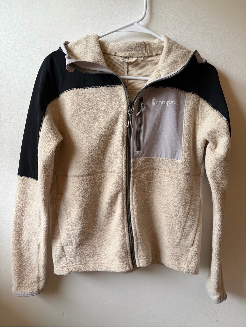 cotopaxi Cream Fleece Hoodie with Black Shoulder Panels Size XS